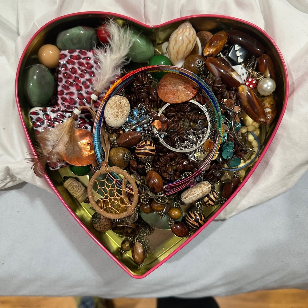 Assorted vintage jewelry